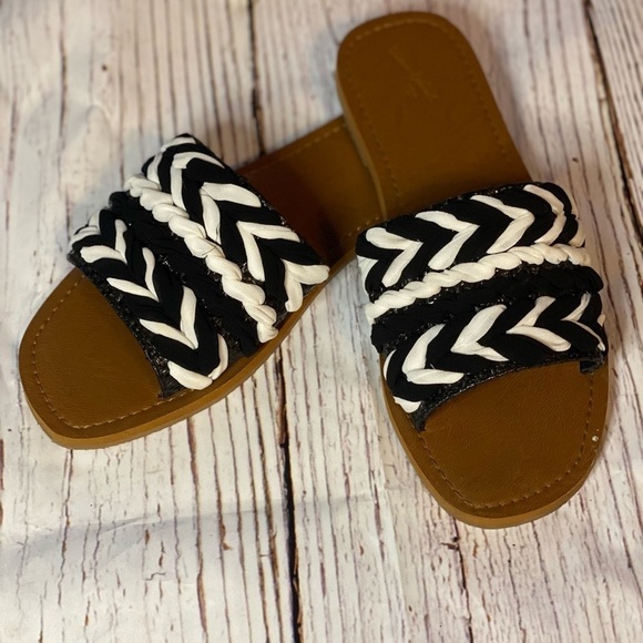 vintage threads Shoes - Vintage threads slides black and white